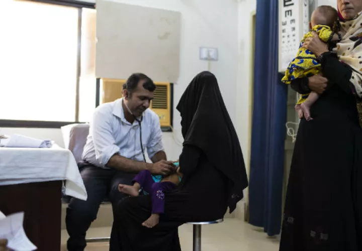 Doctores y paramédicos en Ratodero, Pakistán, luchan para aplicar pruebas a residentes, sobre todo niños, que pueden haber sido infectados con vih. Foto/ Mustafa Hussain para The New York Times.