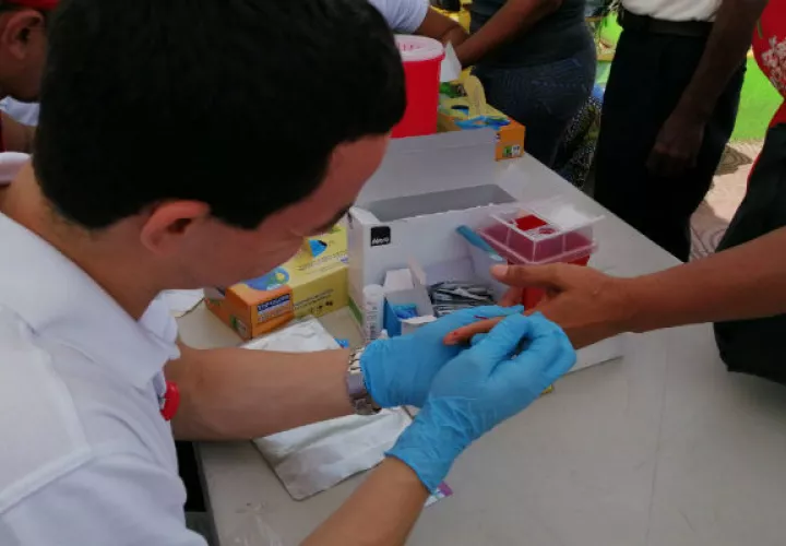 Es importante hacerse las pruebas para saber si la persona tiene el virus. 