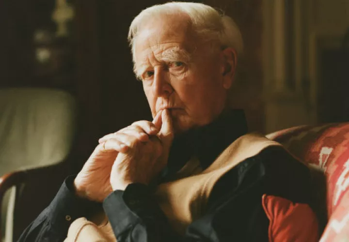 “No creo haber convencido a nadie de hacer algo que no quisiera hacer”, dijo John le Carré sobre su labor para MI6. Foto/ Charlotte Hadden para The New York Times.