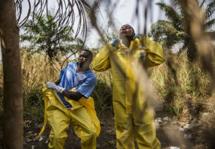 A investigadores les preocupa poder evitar nuevas epidemias. Trabajadores en Sierra Leona preparan el entierro de víctimas del ébola en 2015. Foto/ Bryan Denton para The New York Times.