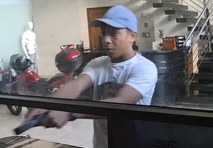 El individuo amenazó a la recepcionista del local, exigiéndole que lo llevara a la caja fuerte.