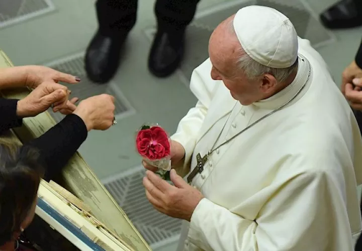 Según "La Stampa", el niño era sobrino de la secretaria del vicario general del Arzobispado de Buenos Aires, Monseñor Joaquín Mariano Sucunza, y llegó a conocer a Jorge Bergoglio en un par de ocasiones cuando este era el arzobispo de la capital Argentina.