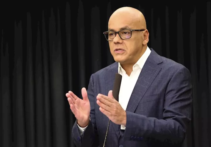 Rodríguez dijo que en la supuesta trama están involucrados los diputados suplentes y militantes de VP Janet Fermín y Fernando Orozco; y dos hombres que ya fueron capturados y que identificó como José Miguel Yeguez y el funcionario policial Sixto Salamanca.