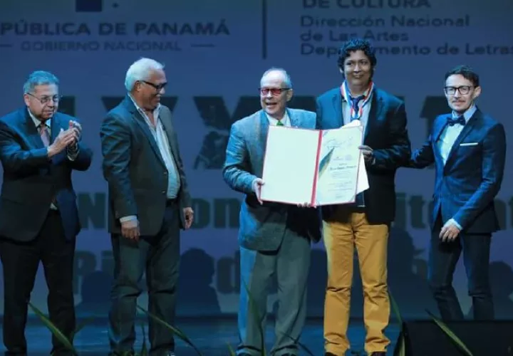 Jhavier Romero recibiendo el premio Ricardo Miró de Teatro. 