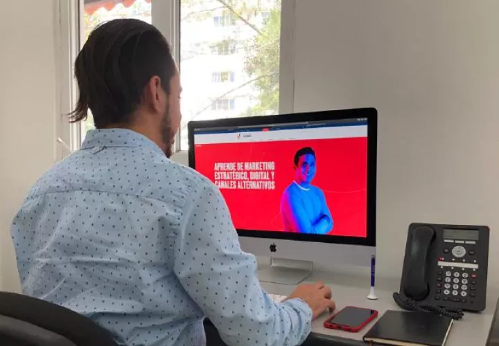 La educación virtual es una opción que están tomando muchos panameños.  Cortesía 