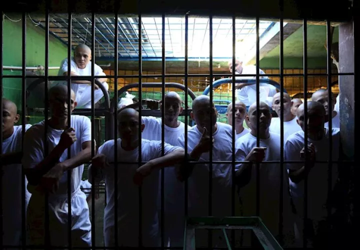 "Hemos redistribuido a la población penitenciaria y debemos destacar que no estamos llevando hacinamiento a otras cárceles", aclaró el titular de Centros Penales.
