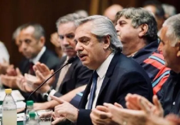 El Gobierno de Argentina impondrá además un impuesto del 30% a la compra de divisas. Foto: EFE.