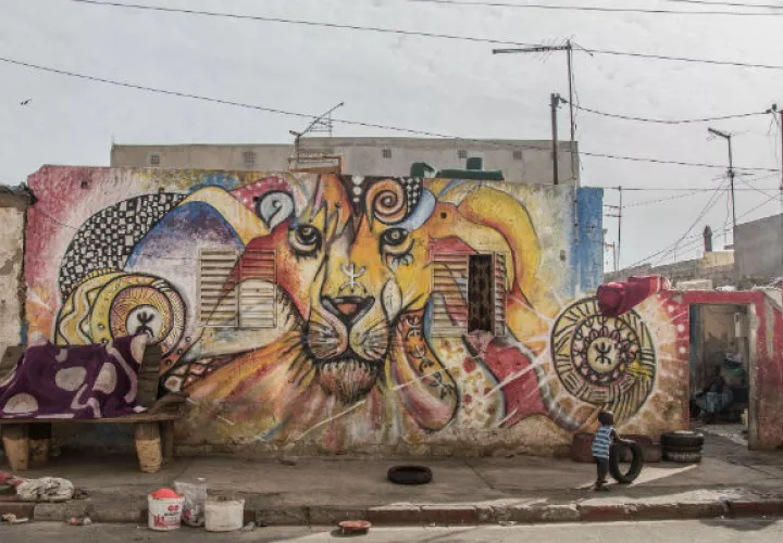 Las paredes de un barrio de Dakar se han transformado en un museo al aire libre, atrayendo a turistas. Foto/ Yagazie Emezi.
