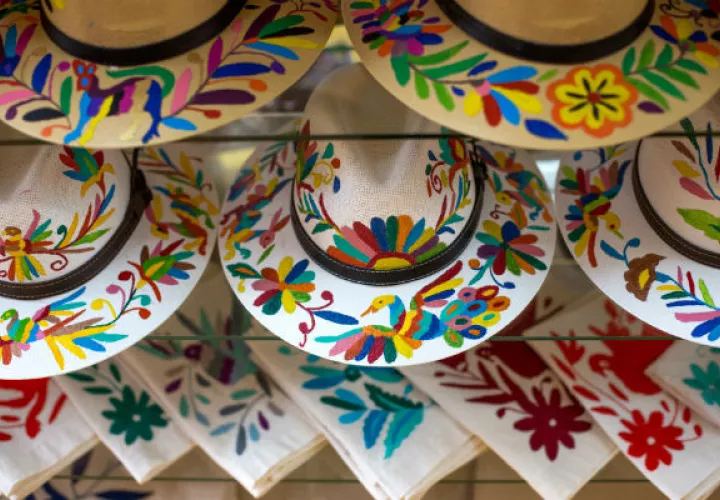 Los diseños singulares de los textiles de la región hoy están en todo, desde sombreros hasta tazas. Foto/ Celia Talbot Tobin.
