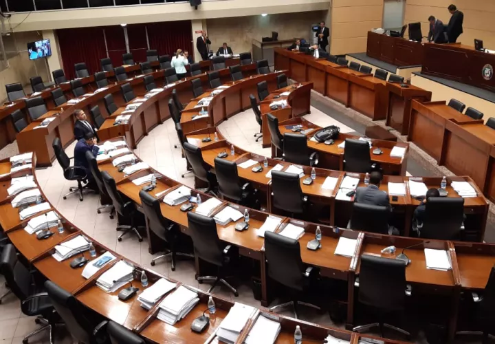 Las cuatro bancadas del parlamento se reunieron antes del inicio del proceso de ratificación. Foto: Francisco Paz.