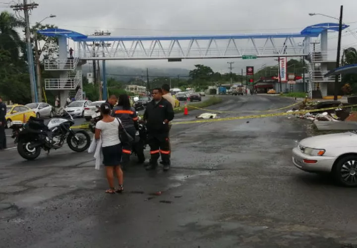 Fue atropellado por un bus de la ruta Colón-Buena Vista. Foto: Diómedes Sánchez S. 