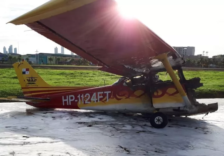 Se presume que la avioneta se salió de la pista y quedó cerca de los hangares.