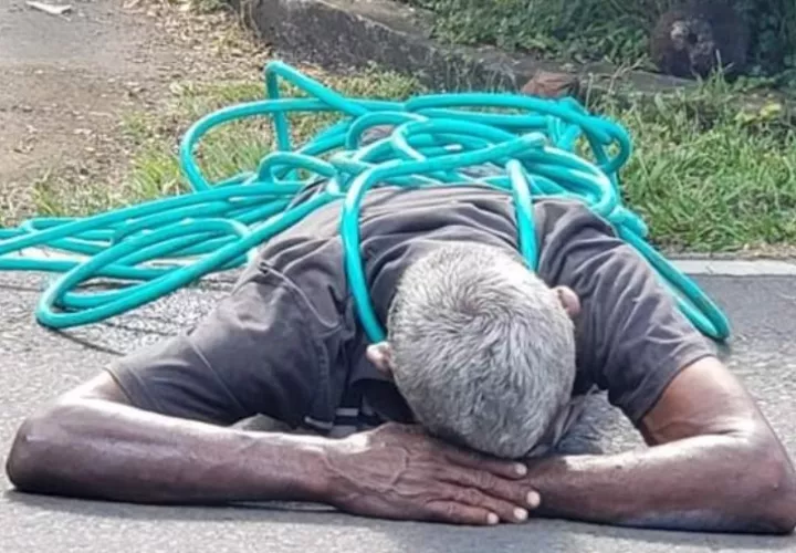 El propietario de la residencia, al observar al sujeto, quien es de avanzada edad, lo aprehendió con el apoyo de otros moradores cuando pretendía escapar. Foto/Mayra Madrid
