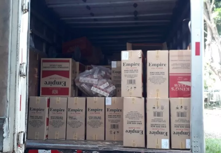  Se trata de más de 165 cajas de cartones de cigarrillos de marcas extranjeras, que fueron detectados durante el operativo por fiestas navideñas, en el sector. Foto/Thays Dompinguez