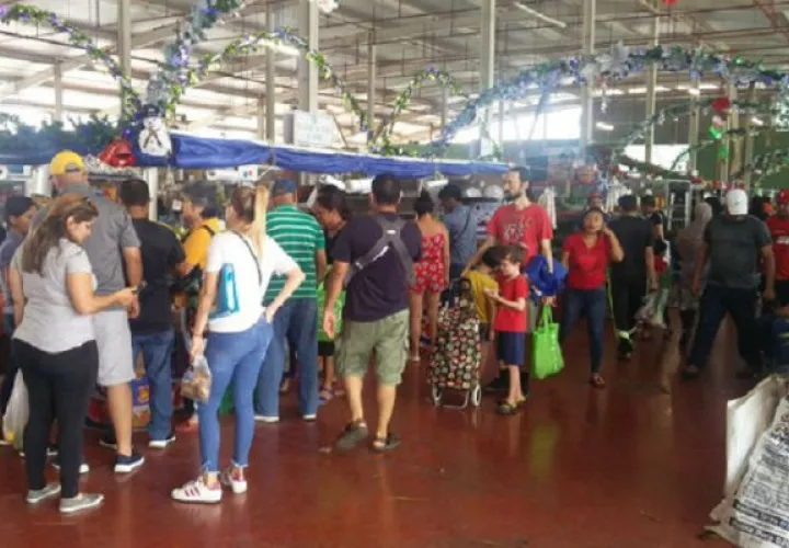 Durante los fines de semana aumenta la cantidad de personas que van al Mercado de Abastos a comprar productos nacionales. Foto:@IvanAllonca