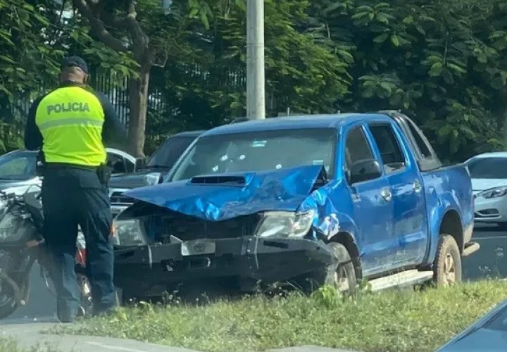 Tres sujetos que se transportaban en el automóvil, tipo pick up, fueron grabados en video mientras se daban a la fuga. Este auto tenía cuatro impactos de bala. 