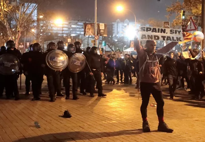 Manifestantes en los alrededores del Camp Nou de Barcelona. Foto:EFE 