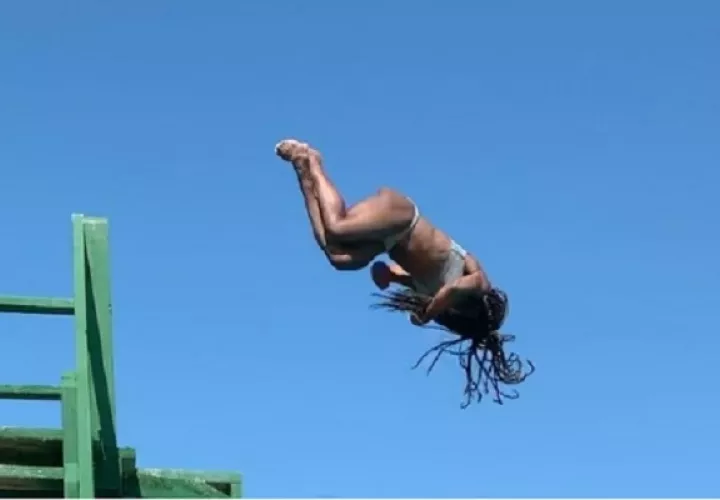 Simone Biles duante el salto.