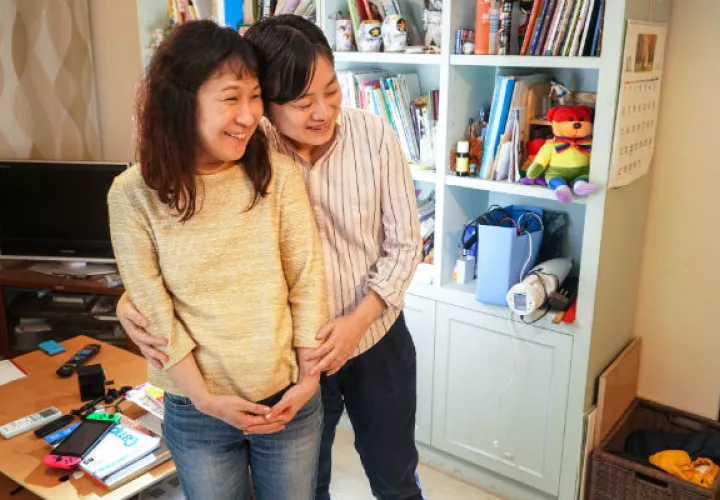 Haru Ono (izq.) y Asami Nishikawa también exigen el derecho de casarse legalmente. Foto/ Chang W. Lee.