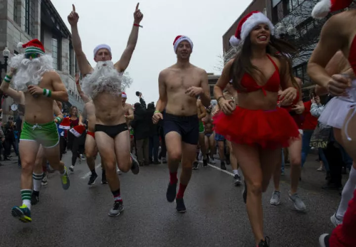 Cientos de Santa Claus corriendo por las calles de Boston. Foto: EFE.