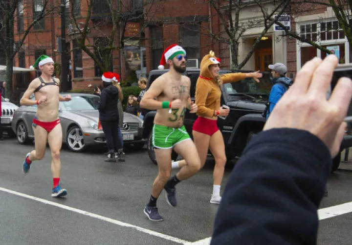 Cientos de Santa Claus corriendo por las calles de Boston. Foto: EFE.