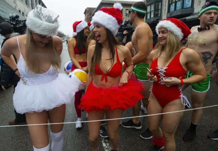 Cientos de Santa Claus corriendo por las calles de Boston. Foto: EFE.