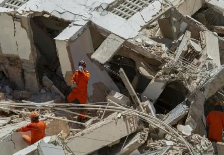 Tras cerca de nueve horas de trabajo, los equipos de rescate localizaron bajo los escombros los cuerpos de dos mujeres que estaban desaparecidas, por lo que el número de muertos ascendió a siete.
