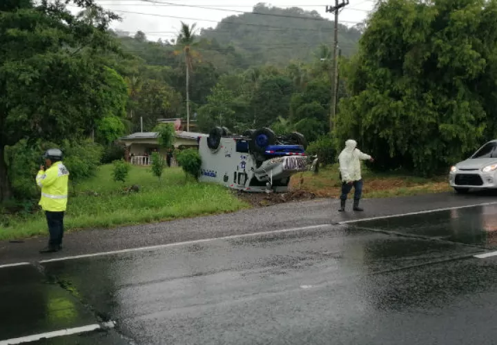 Así quedó el pesado vehículo a orillas de la carretera. Foto: Eric A. Montenegro.