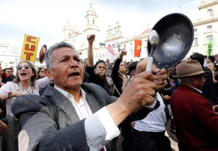 La manifestación se realiza en la Plaza de Bolívar de Bogotá, donde está ubicado el Capitolio Nacional, en rechazo a la ley de financiamiento que se tramita en el Congreso y que se prevé que sea votada esta semana. FOTO/EFE