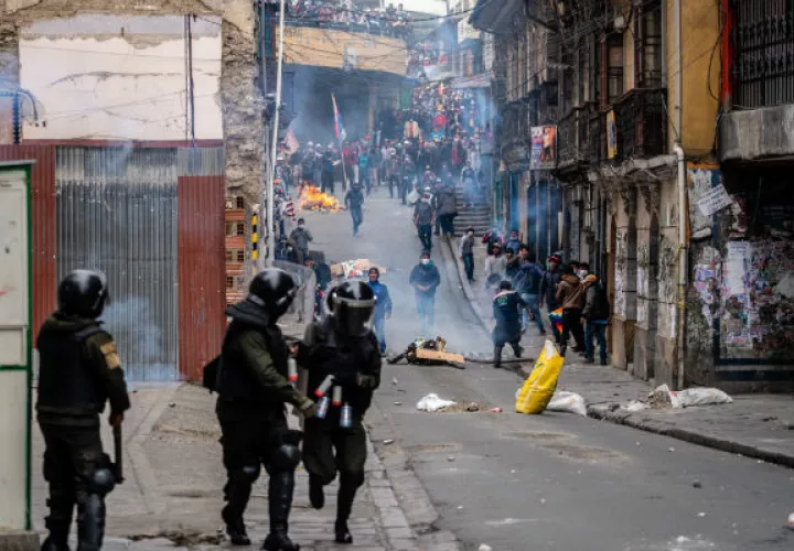 El reemplazo de Evo Morales, primer presidente indígena de Bolivia, ha incitado protestas en La Paz y otras ciudades. Foto/ Federico Rios.