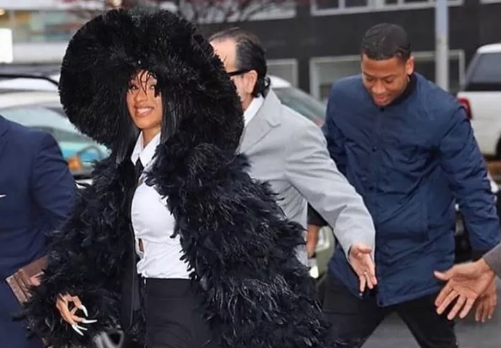 Cardi B y su abrigo de plumas. Foto. Instagram