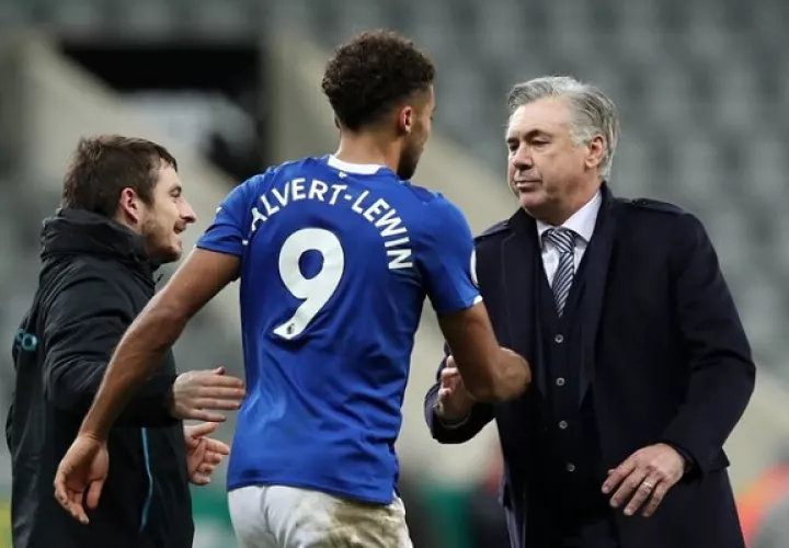 Carlo Ancelotti  durante el juego de hoy.