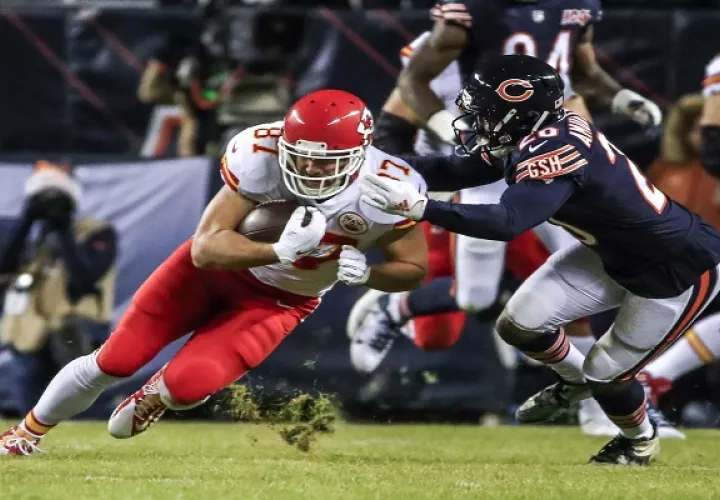 Travis Kelce de los Chiefs es derribado por Prince Amukamara de Chicago. Foto:AP