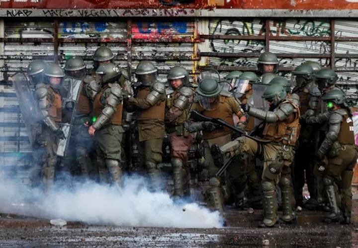 El ministro del Interior, Gonzalo Blumel, informó que los policías involucrados en la represión de las protestas fueron separados de sus funciones mientras dure la investigación de los hechos. FOTO/EFE