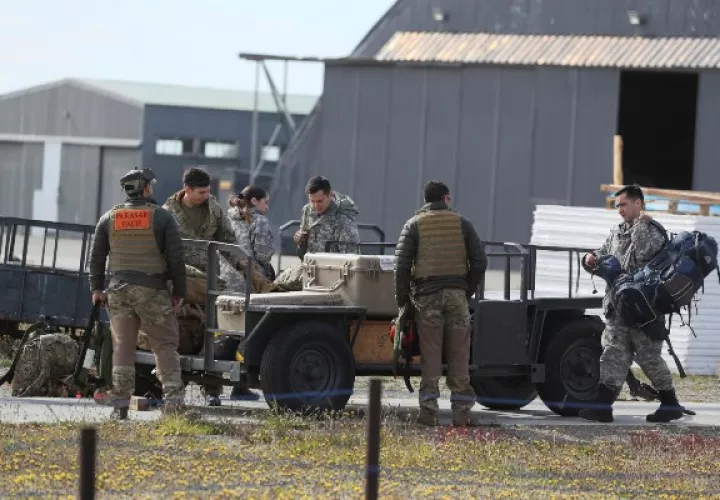 Un equipo de rescate del ejército chileno prepara su equipo antes de partir para buscar un avión de transporte C-130 Hércules perdido, en la base aérea de Punta Arenas. FOTO/AP