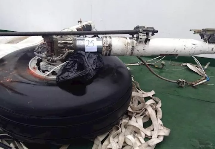 Los primeros restos de la aeronave los encontró este miércoles el buque El Almirante Maximiano de la Armada de Brasil, que ayuda en las tareas desde el primer momento, y desde ese momento el rastreo se concentró en esa zona, donde se hallaron desde ese momento el resto de evidencias del accidente.