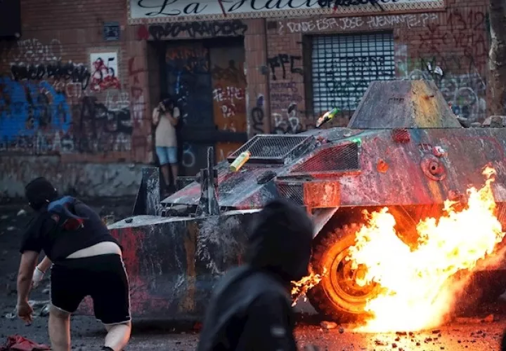 La protesta llama a aprovechar su 70 cumpleaños para felicitarle irónicamente frente a su domicilio, ubicado en un acaudalado barrio del este de Santiago de Chile.