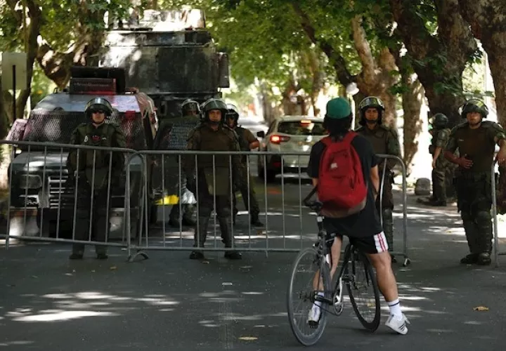 Desde la distancia, lanzaron proclamas en contra del Ejecutivo y del presidente, a quien pidieron su renuncia.