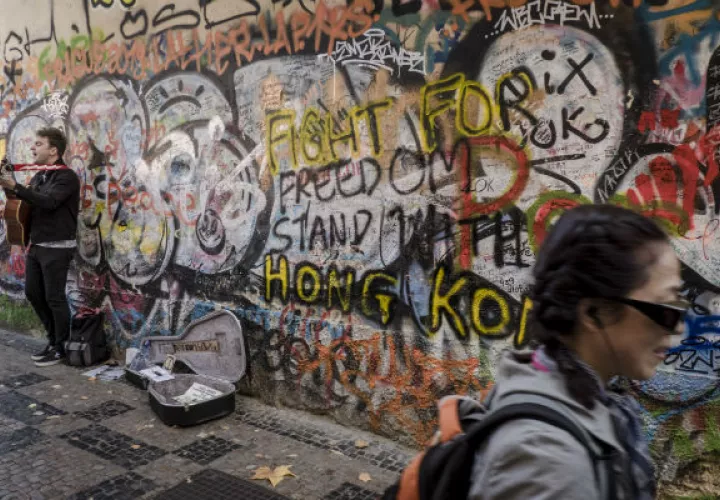 El alcalde de Praga dijo que presión china recordaba a los ex gobernantes comunistas. En el Muro Lennon. Foto/ Kasia Strek.