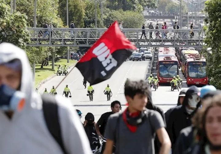 En medio de la vorágine de las protestas, un grupo de estudiantes de la Universidad Nacional crearon "La primera línea": jóvenes que se ubican en la cabecera de las protestas con placas metálicas azules para crear un escudo humano y "proteger a los estudiantes del Esmad", el Escuadrón Móvil Antidisturbios de la Policía.