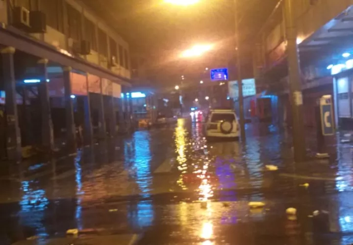 El fenómeno de calles inundadas se repitió en varios puntos de la ciudad atlántica. Foto/Diómedes Sánchez