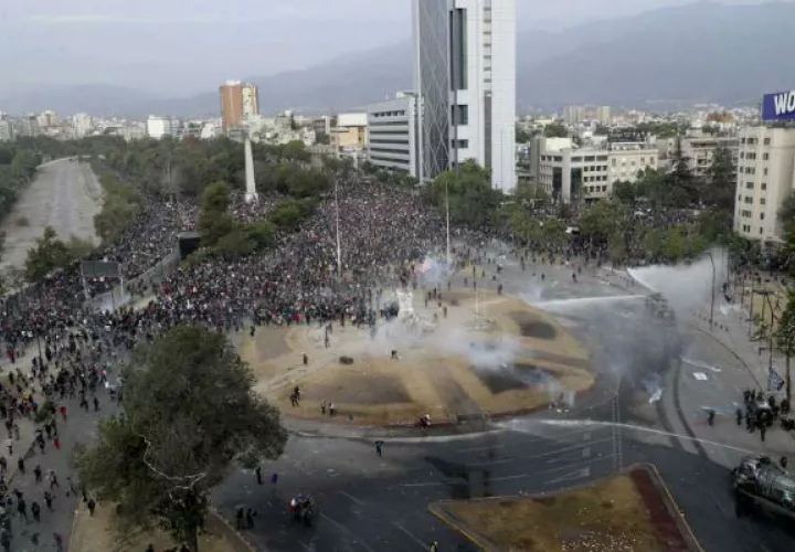 Los saqueos, incendios y destrucción de mobiliario, han afectado el comercio y la industria en Chile.