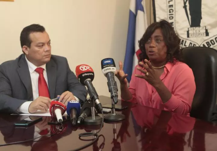 Lucy Molinar  acudió  al Colegio Nacional de Abogados para explicarles a los directivos del gremio toda la encrucijada que ha vivido por este proceso penal.  Víctor Arosemena