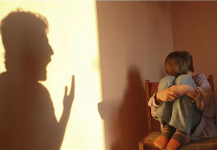 Agredió físicamente al hijo de su pareja actual. Foto/ Ilustrativa