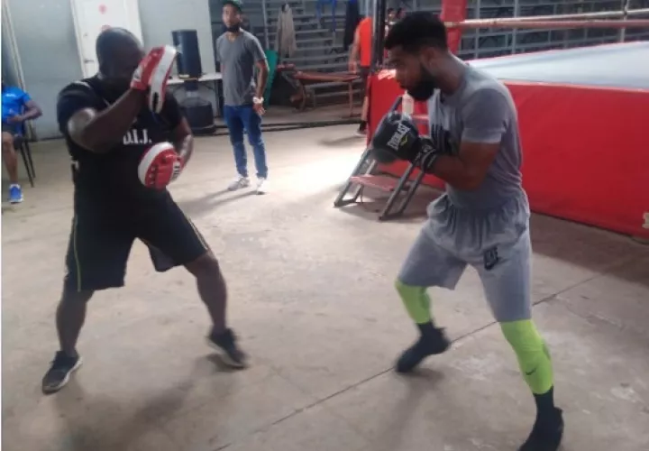  Jezreel Corrales entrena con miras a su pelea contra Chris Colbert. 