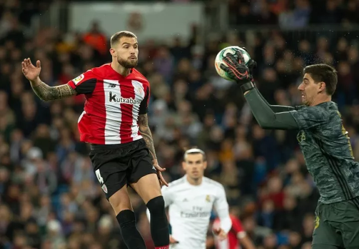 Thibaut Courtois atra el balón en una jugada ante el  Athletic de Bilbao . Foto:AP