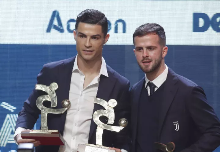 Cristiano Ronaldo durante la gala del fútbol italiano Foto AP