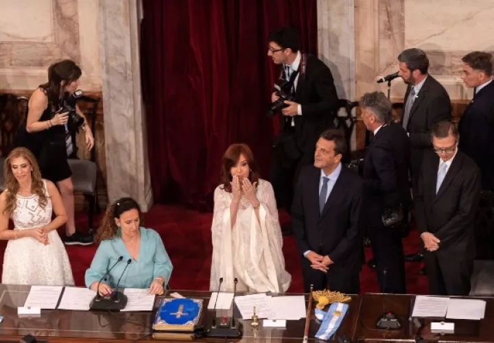 La nueva vicepresidenta de Argentina, Cristina Fernández de Kirchner, celebra su juramentación. FOTO/EFE