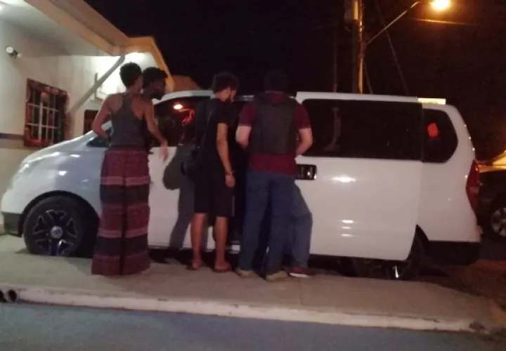 La retención de las 17 personas entre hombres, mujeres y menores se efectuó en Playa Ensenada, distrito de San Carlos. Foto/Eric Montenegro