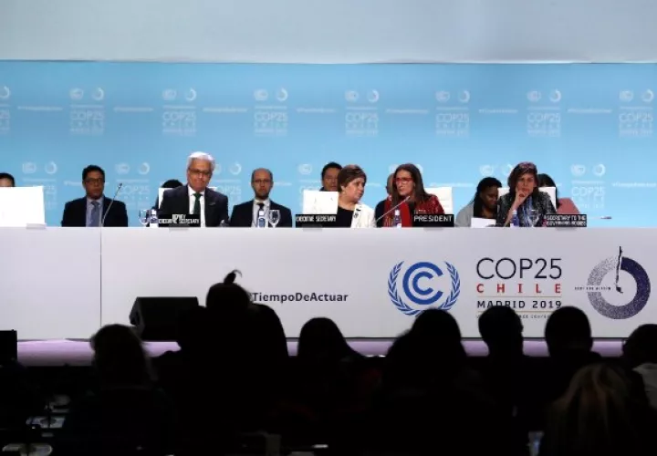 La ministra de Medio Ambiente de Chile y presidenta de la COP25, Carolina Schmidt (2d), durante su participación en el plenario de la Cumbre del Clima de Madrid (COP25). FOTO/EFE
